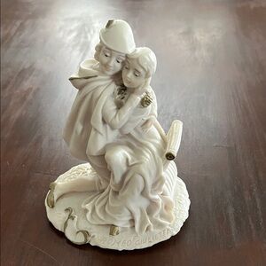 Miriam Romeo And Giulietta Sculpture Figurine, 5.5 inch tall.